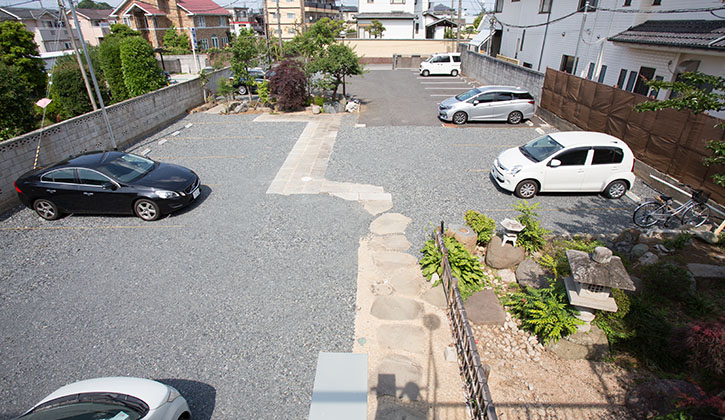 20台の車を停めることのできる法要館の駐車場